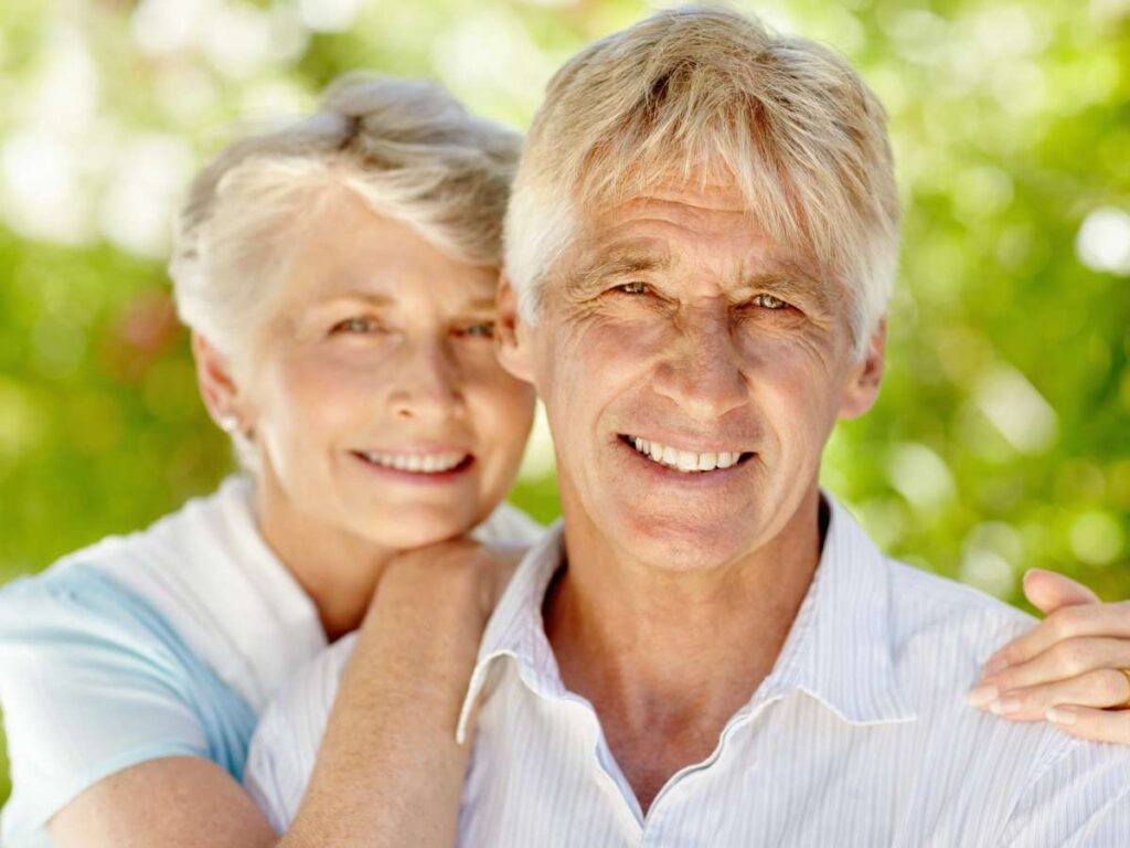 Donna e uomo abbracciati nel verde