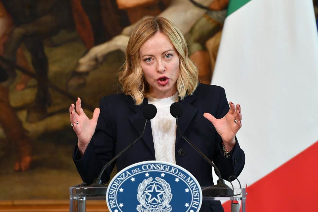 giorgia meloni mentre parla al microfono