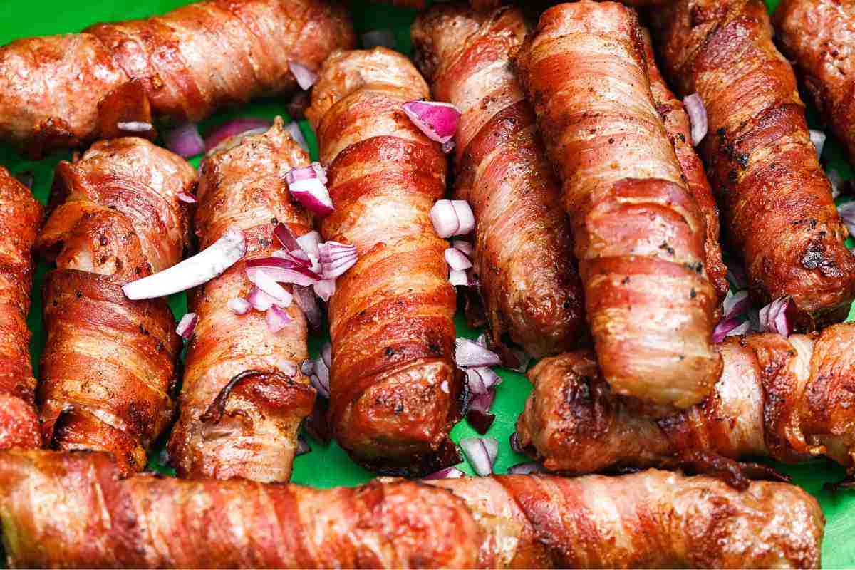 Tuncenelle sparse in un piatto