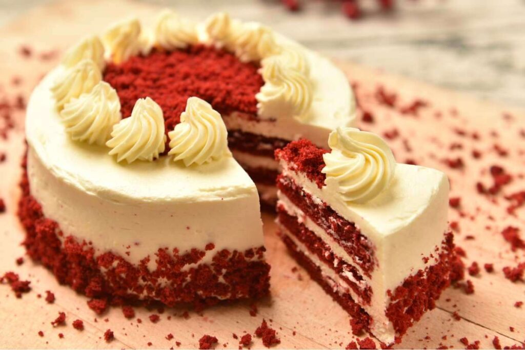 Torta con panna su tavolo rosa