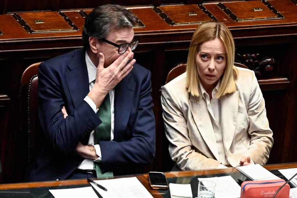 giorgia meloni seduta accanto al ministro dell'economia giancarlo giorgetti