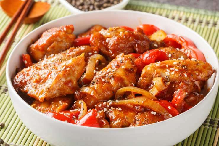 ciotola con pollo, pomodori e peproni