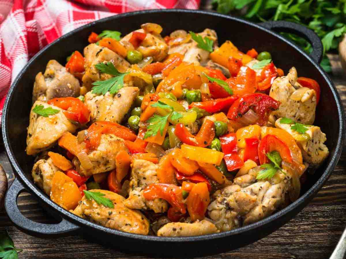 Tegame con pollo, pomodori e peproni