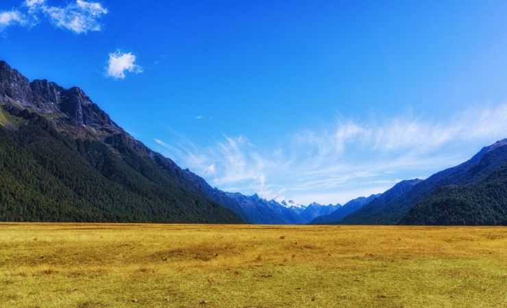 una vallata verde con cielo terso