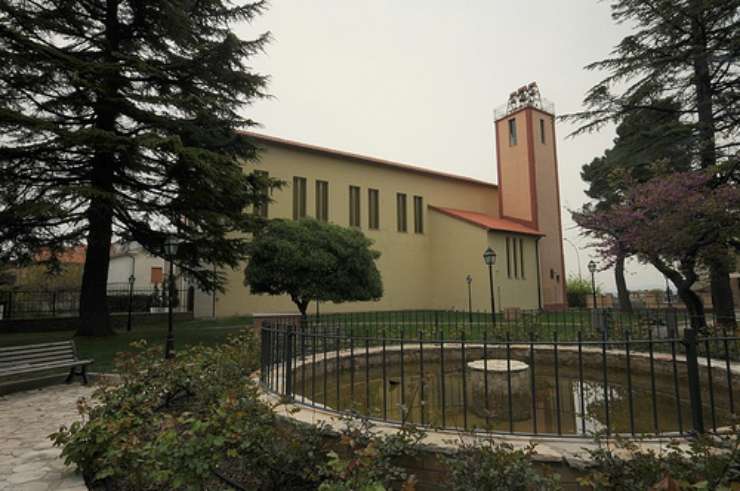 una chiesa col campanile
