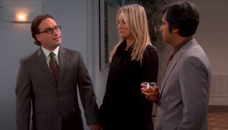 Leonard, Penny e Raj in una scena di Bing Bang Theory