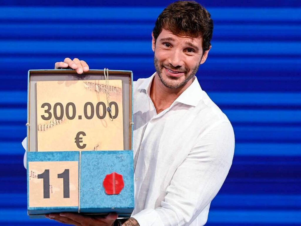 stefano de martino alla presentazione di affari tuoi con pacco da 300 mila euro in mano