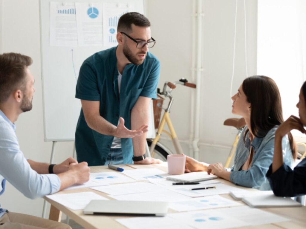 ufficio con dipendenti in riunione