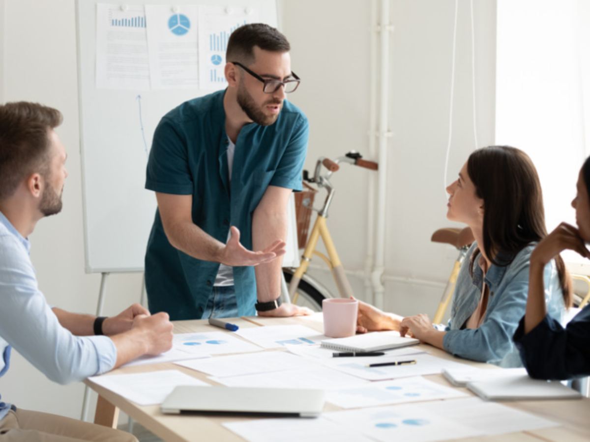 ufficio con dipendenti in riunione