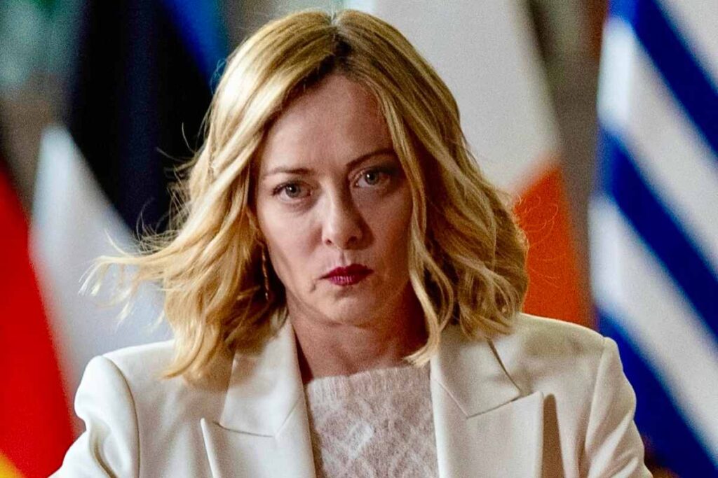 giorgia meloni seria in primo piano