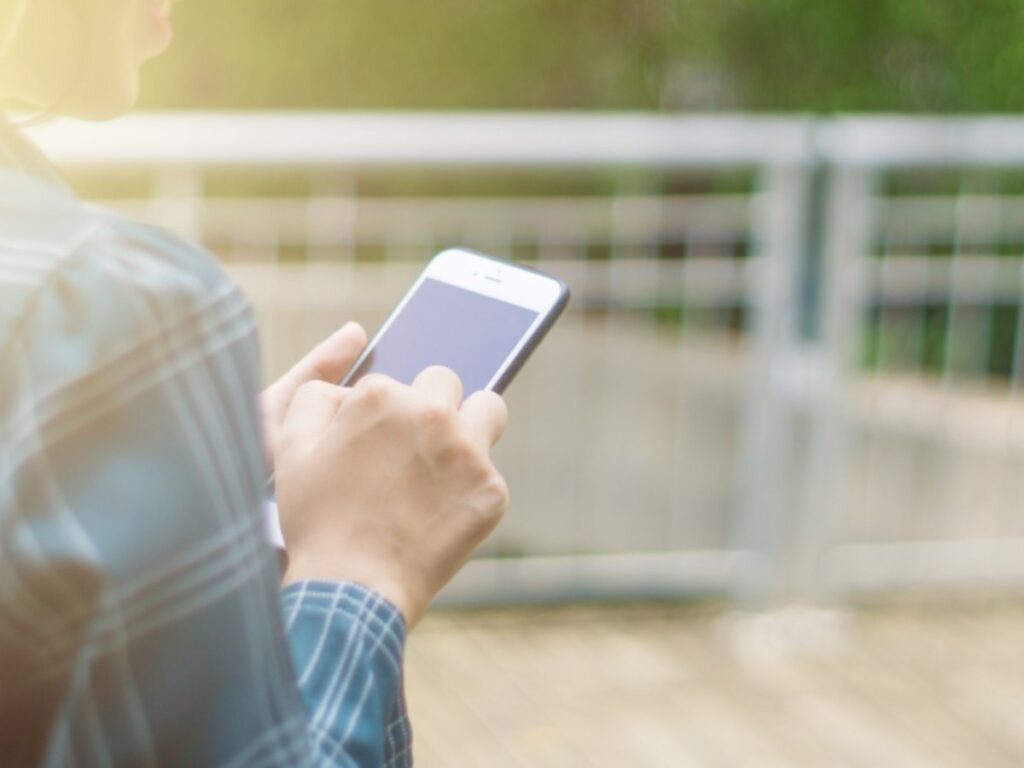 donna che usa smartphone