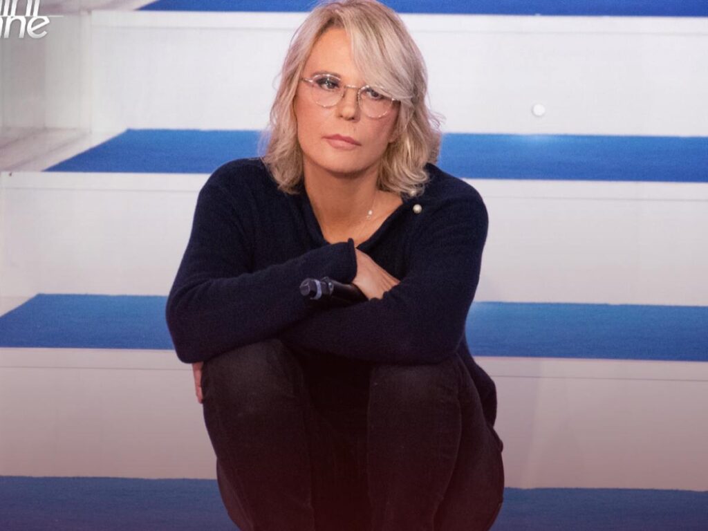 maria de filippi nello studio di uomini e donne