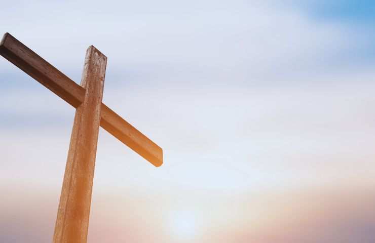 una croce e il cielo chiaro