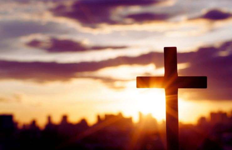 una croce al tramonto