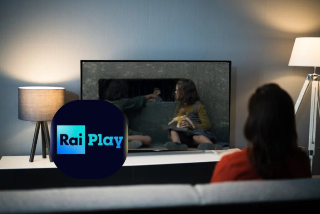 donna che guarda la tv con logo raiplay