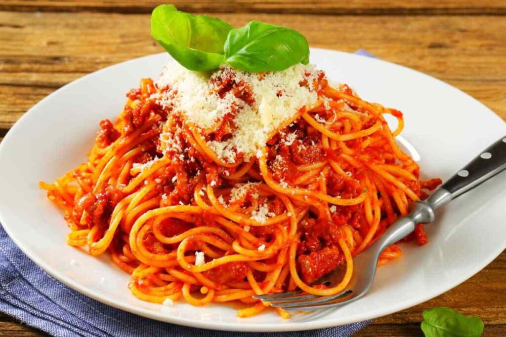 Piatto di spaghetti con pomodoro