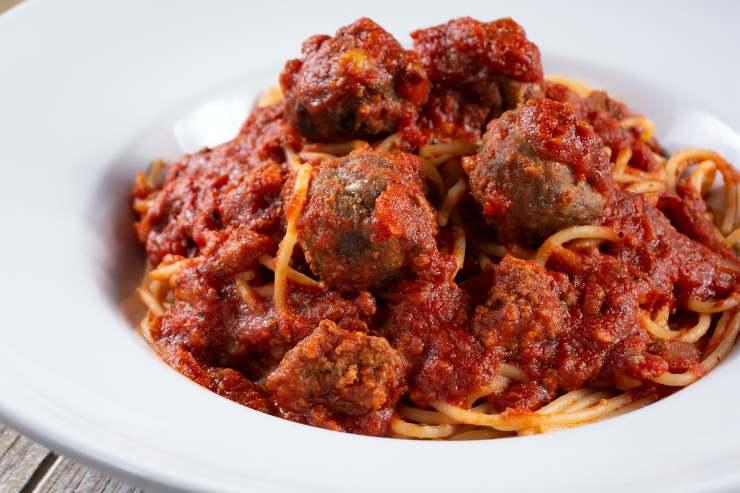 Piatto di spaghetti e polpettine