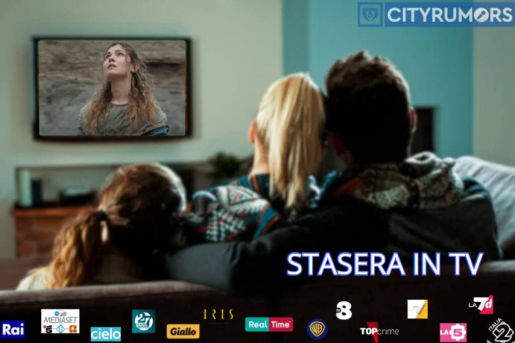 famiglia sul divano che guarda la tv