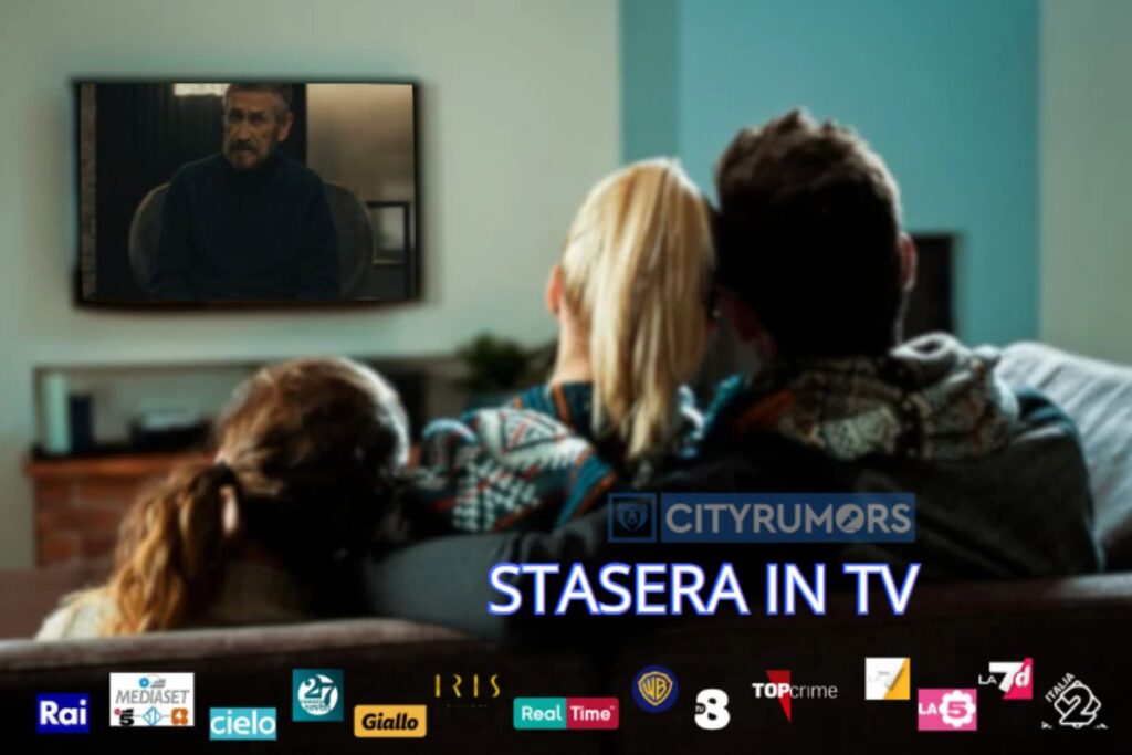 famiglia in salotto che guarda la tv