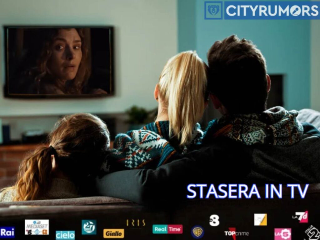 famiglia riunita sul divano che guarda tv