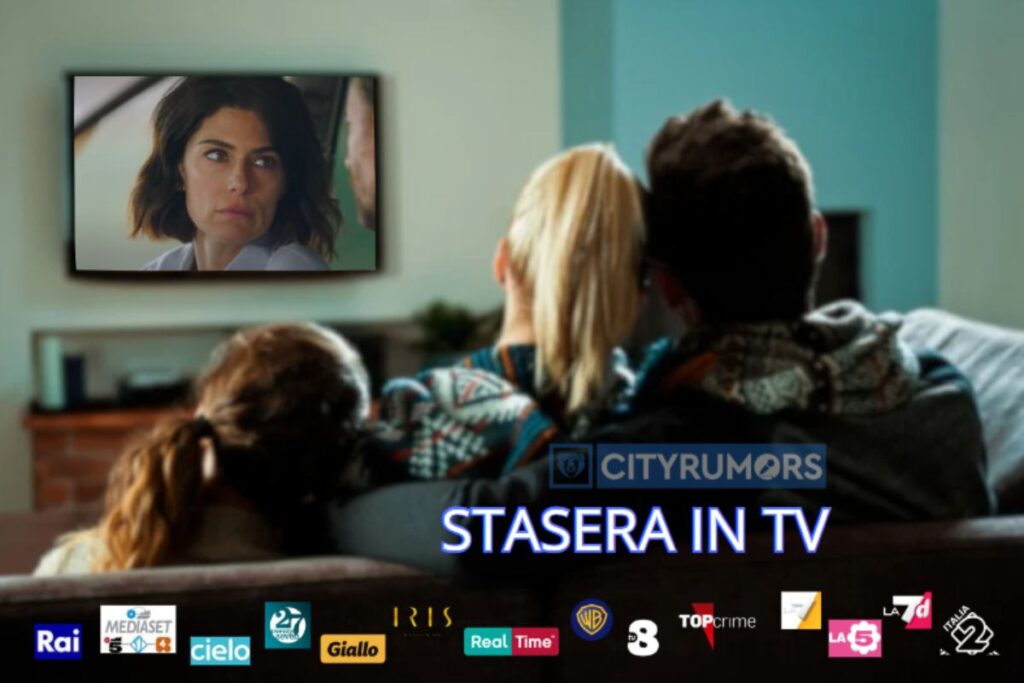 famiglia sul divano guarda la tv