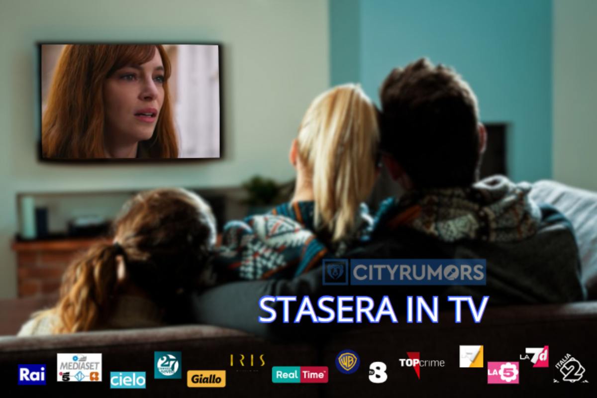 famiglia in salotto che guarda la tv 