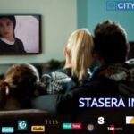 persone che guardano la tv in salotto