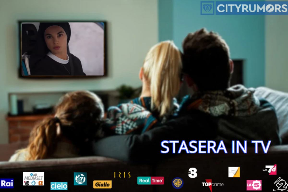 persone che guardano la tv in salotto