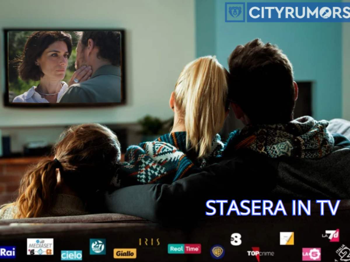 Famiglia che guarda la tv sul divano