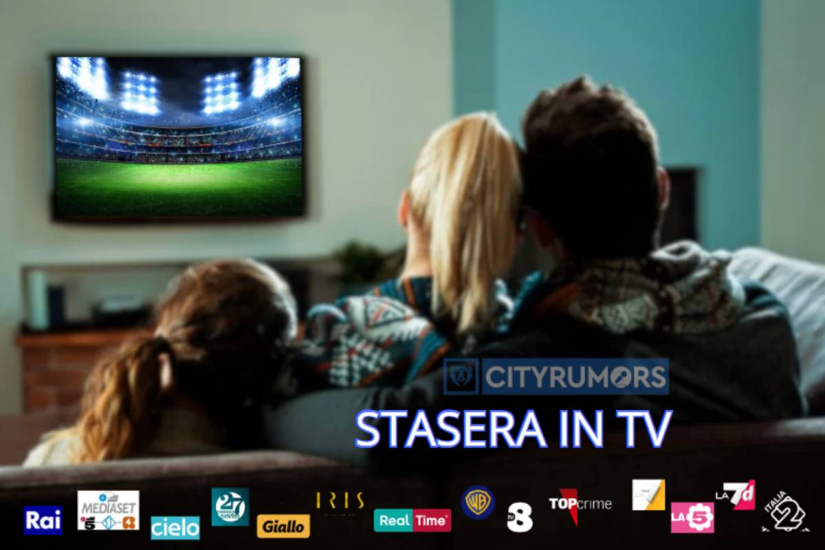 famiglia in salotto che guarda la televisione