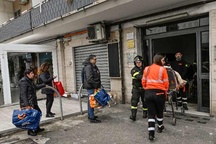 ambulanza porta via una persona da un palazzo