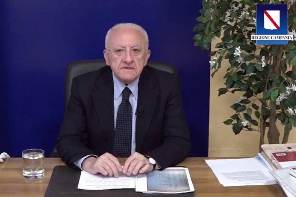 de luca parla seduto a un tavolino