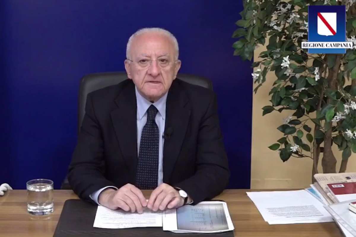 de luca parla seduto a un tavolino