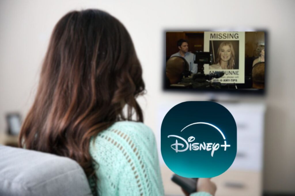 donna guarda la tv con logo disney +