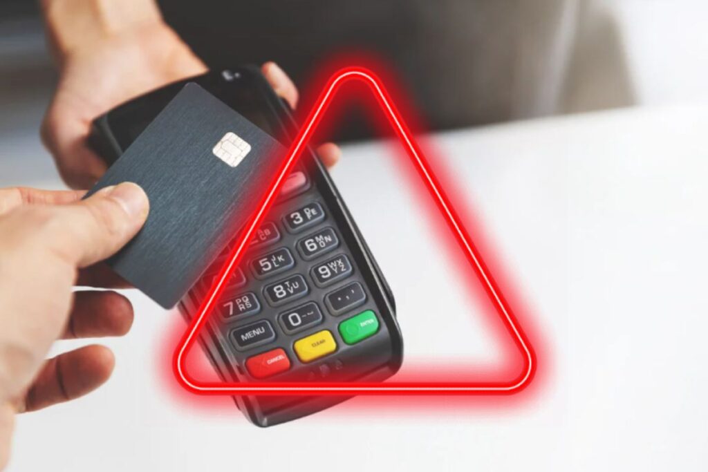 carta con Pos per pagamento e triangolo rosso