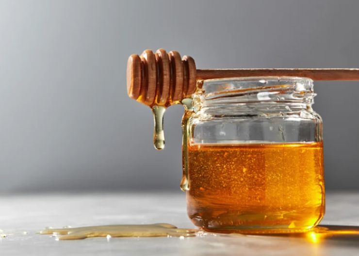 miele che gocciola da barattolo