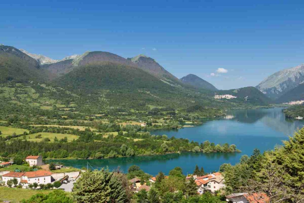 panorama di Barrea con il suo lago