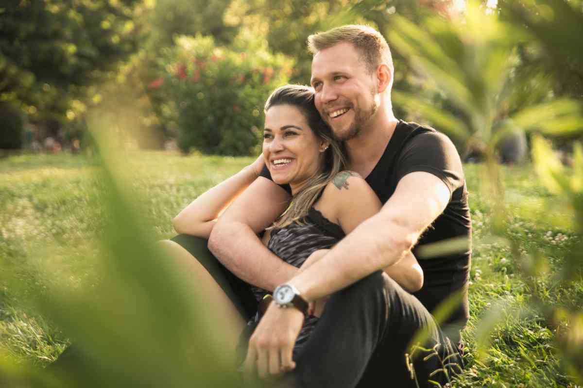 Coppia seduta sull'erba trascorre un weekend romantico in abruzzo 