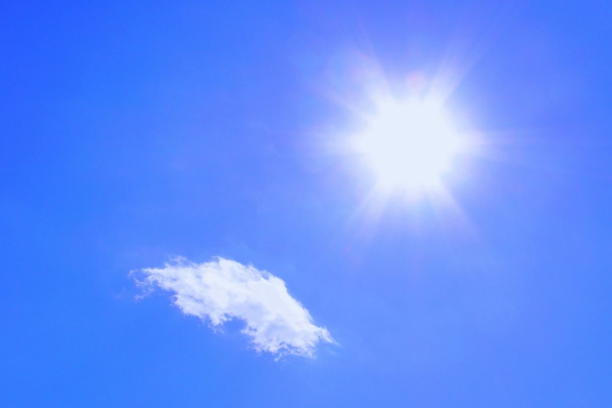 Cielo sereno con sole splendente