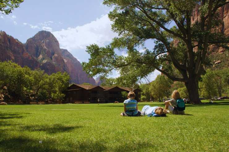 bambini distesi su prato
