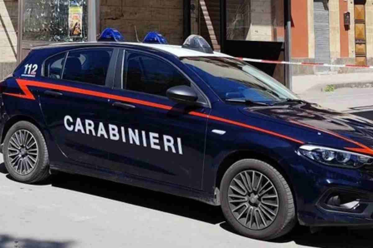 Auto dei carabinieri in strada