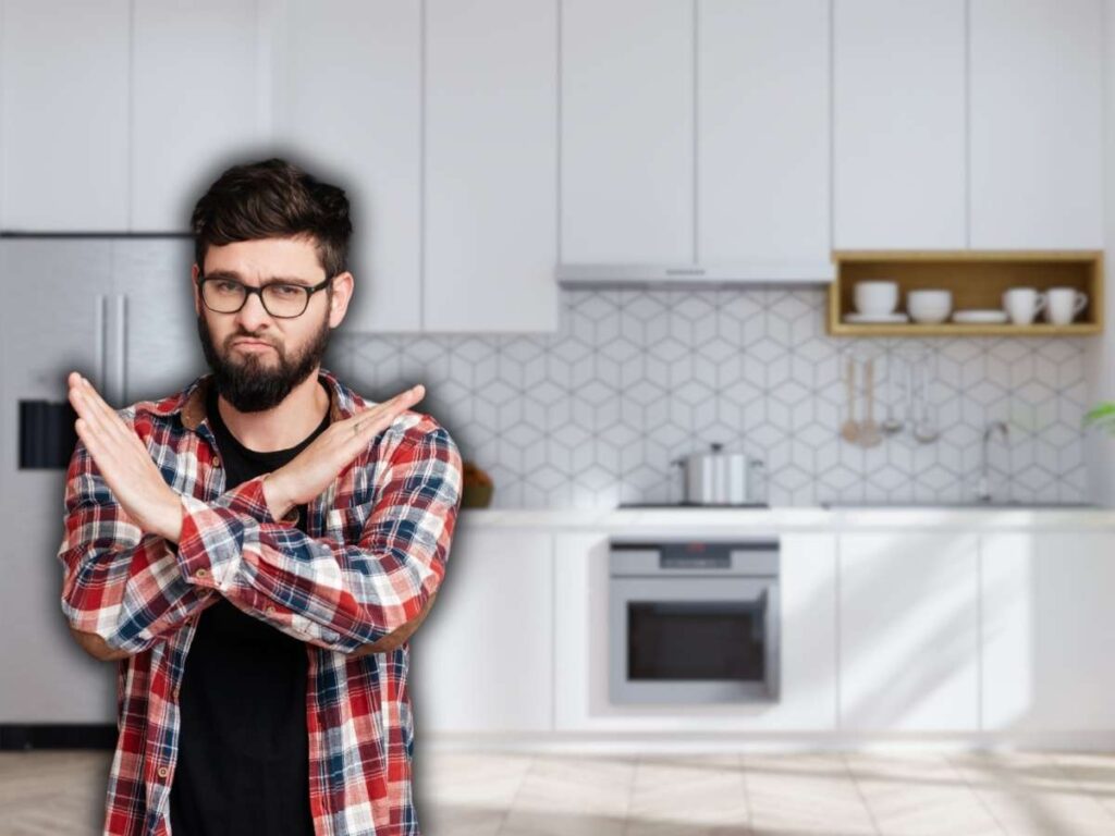 Cucina bianca ragazzo braccia incrociate