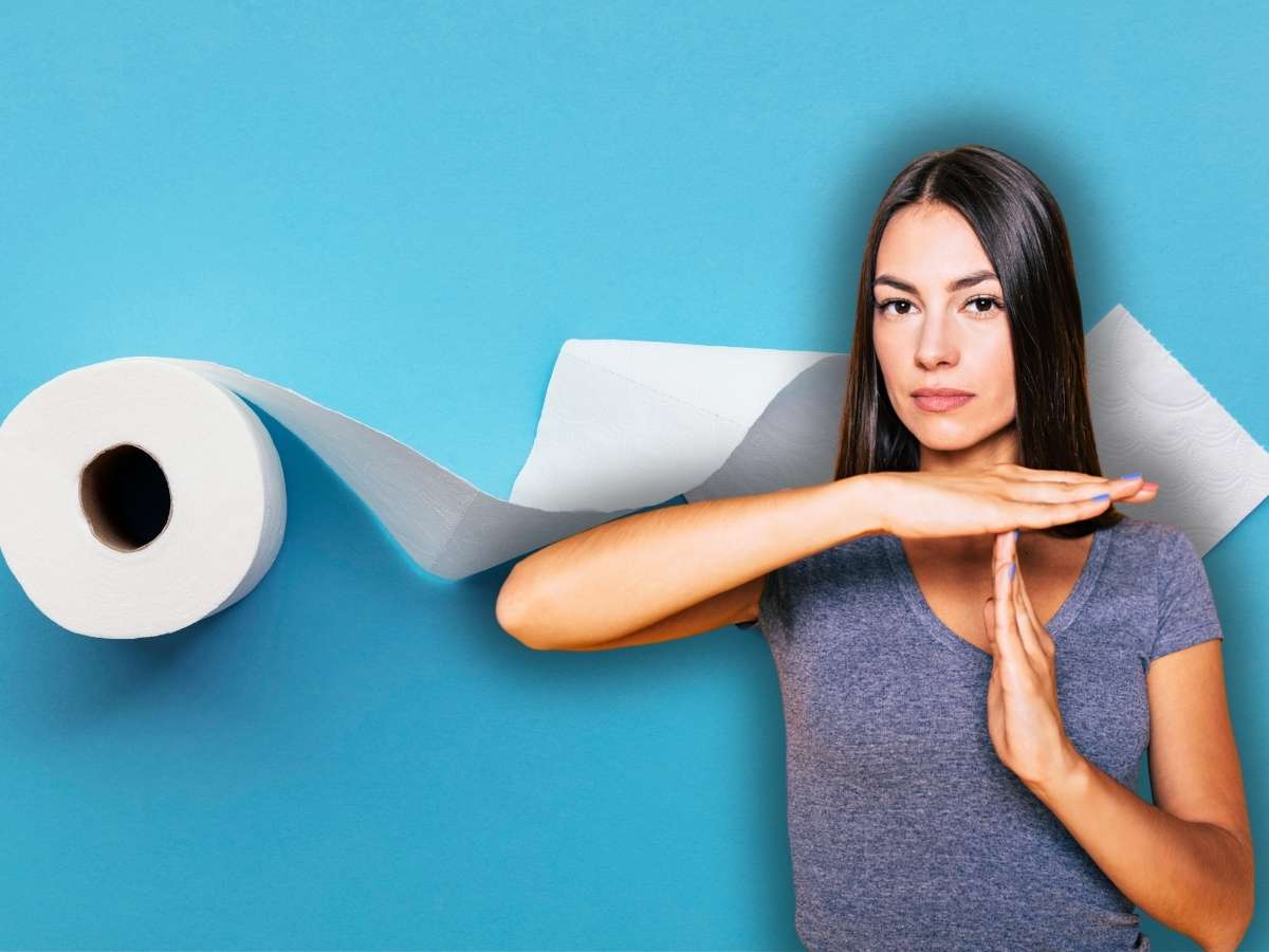 Donna braccia incrociate carta igienica