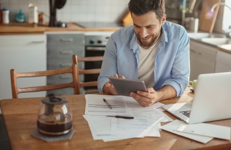 Uomo che fa calcoli risparmio in bolletta 