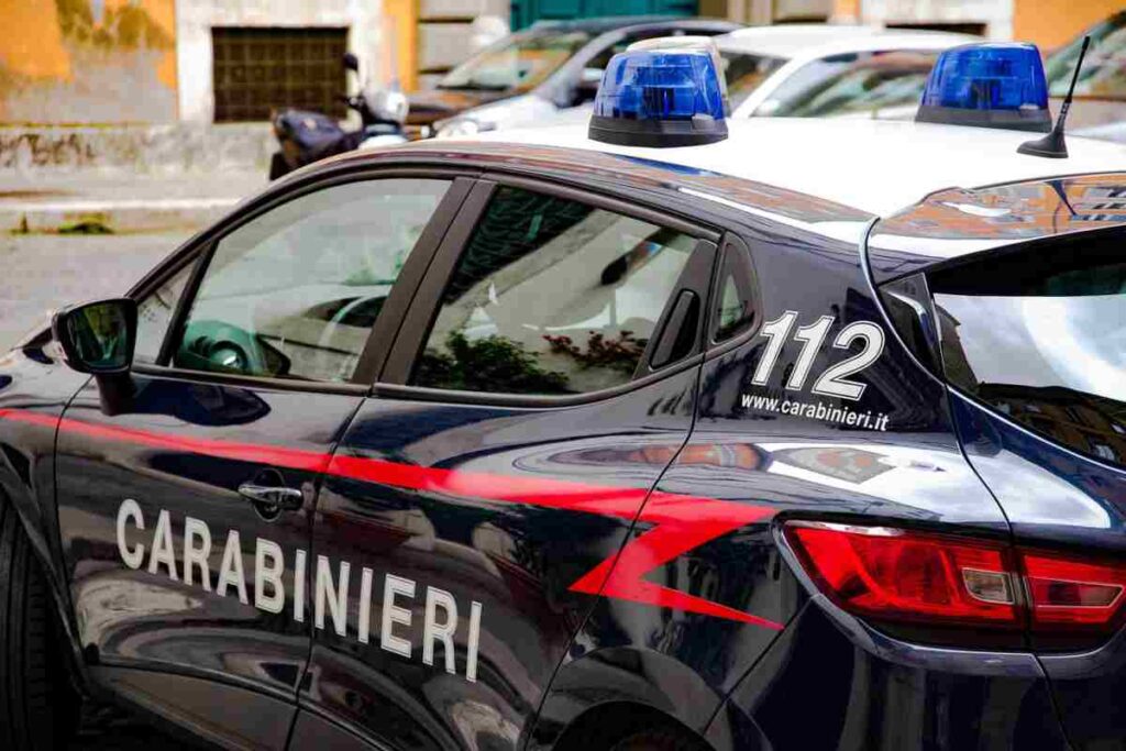 Auto dei carabinieri in strada