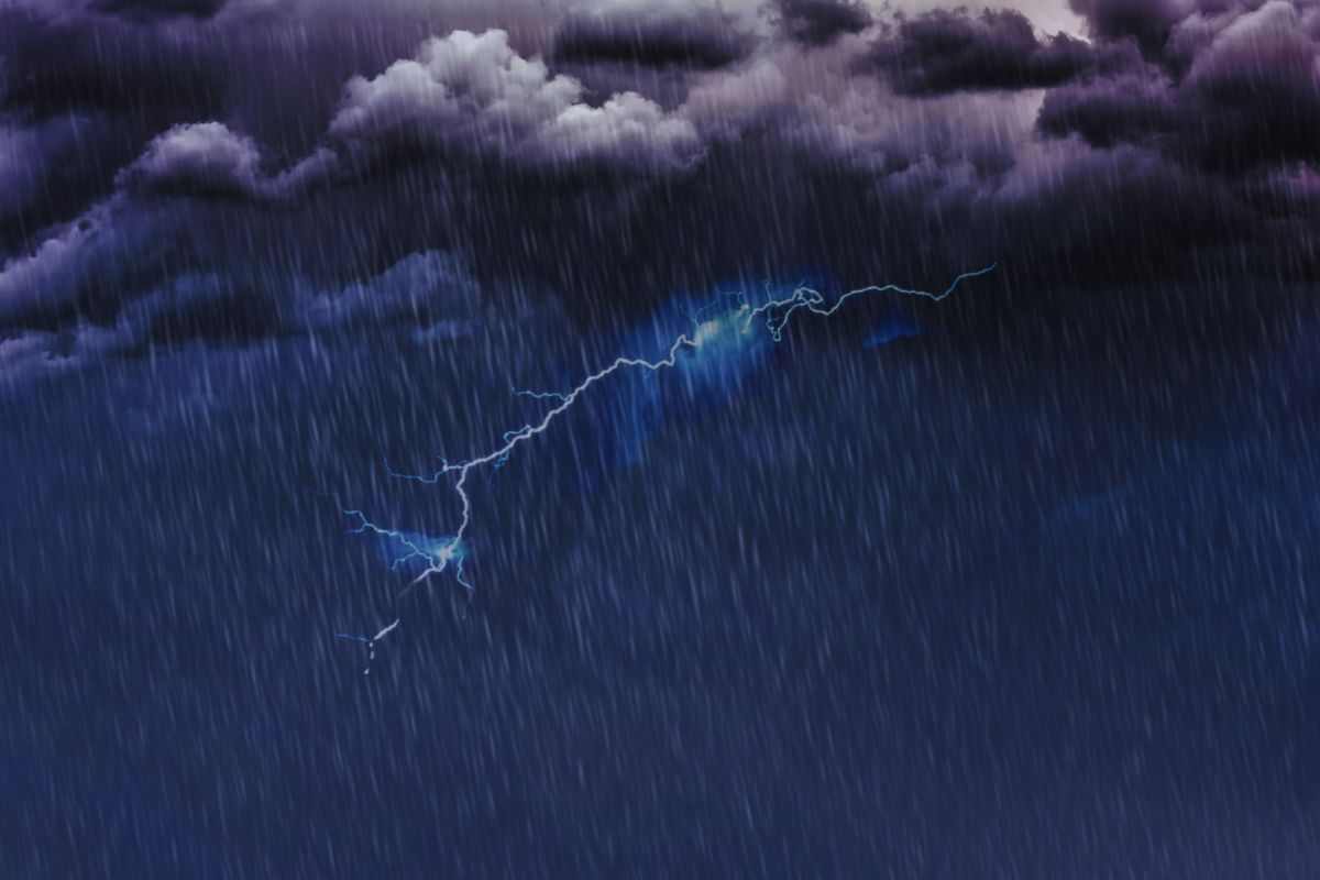 Nuvola carica di pioggia e fulmini