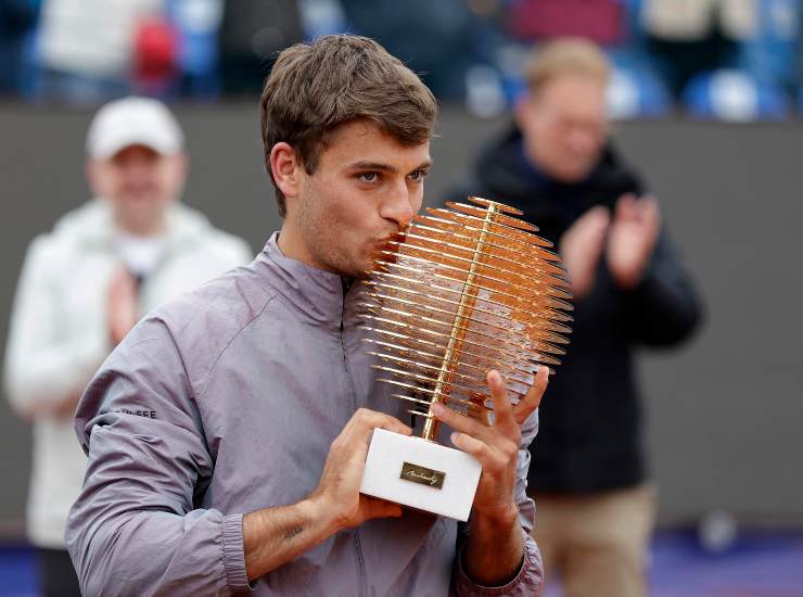 Cobolli con il suo primo trofeo ATP
