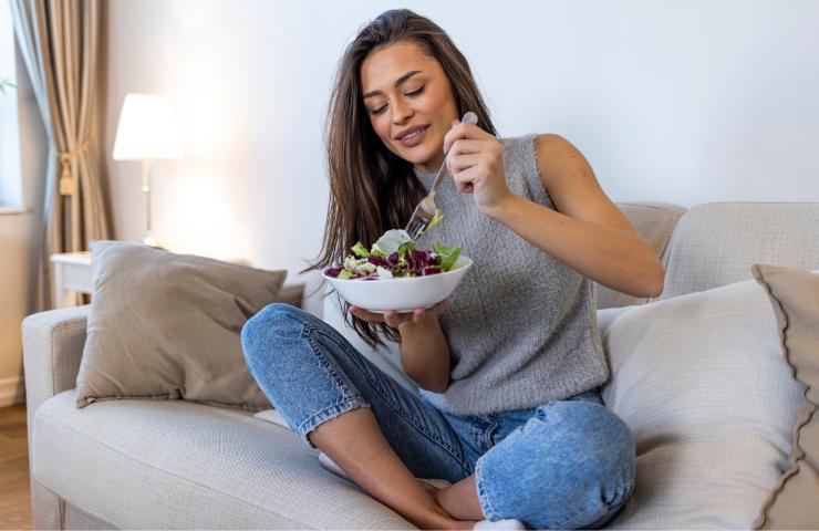 Donna che mangia sano