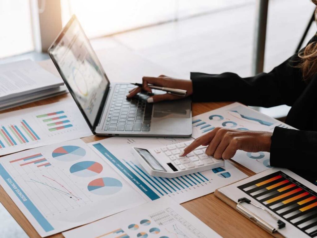 Donna compila documenti