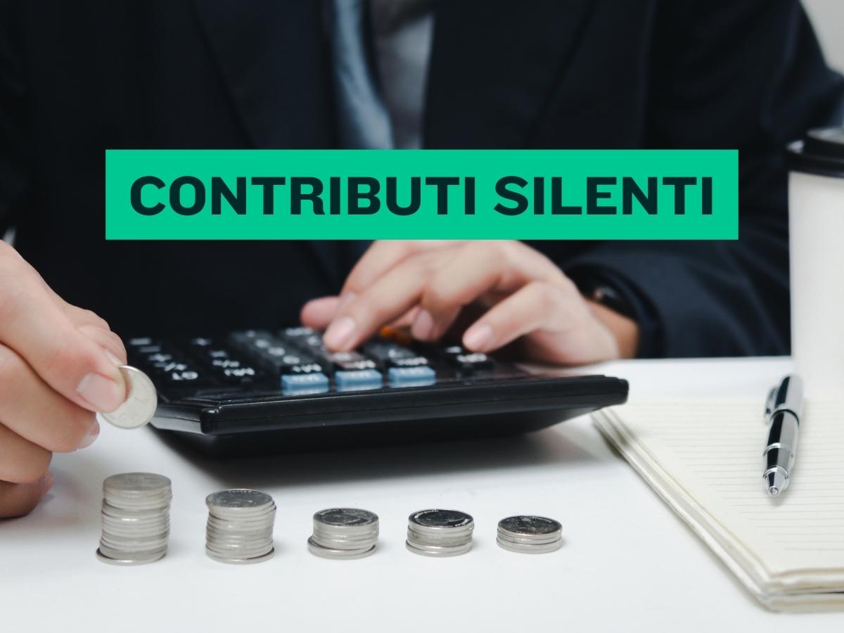 Uomo calcola pensione scritta contributi silenti